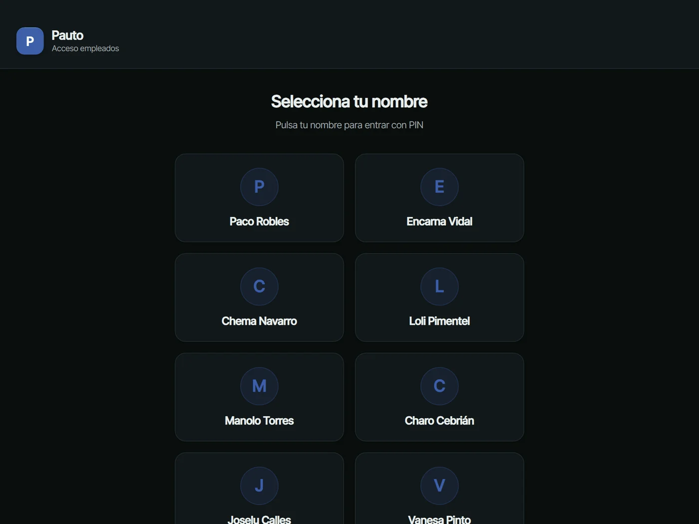 Pantalla de la tablet del local con los nombres del equipo: cada persona pulsa el suyo para entrar con su PIN
